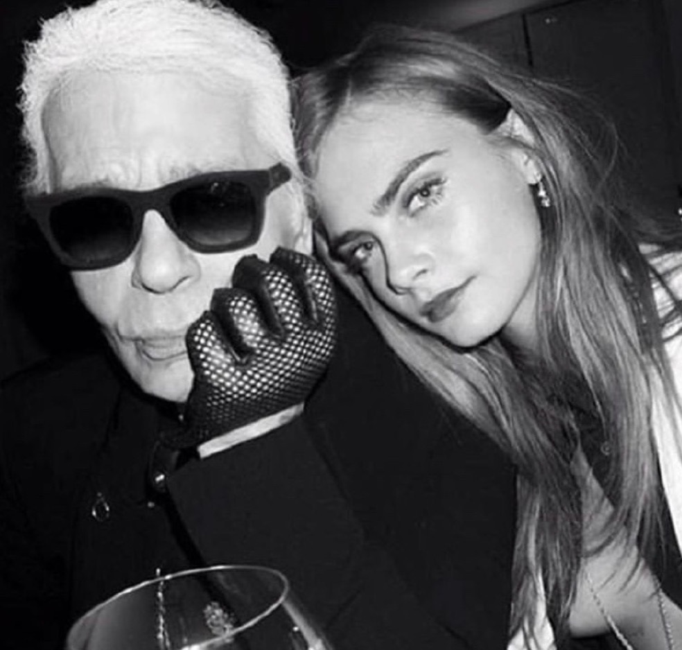 甜！英国贵族超模爱上美国女演员，机场热吻，狂撒狗粮