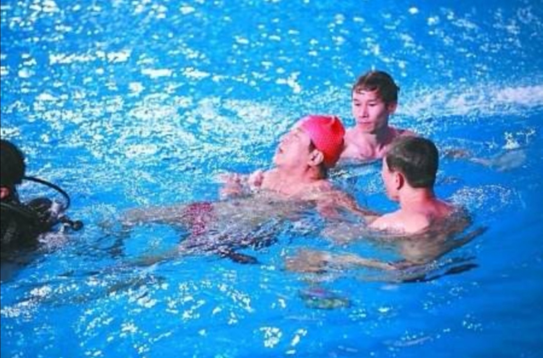 58岁丢官离婚,71岁晚景凄凉,牛群混成这样,冯巩为何不帮帮他?