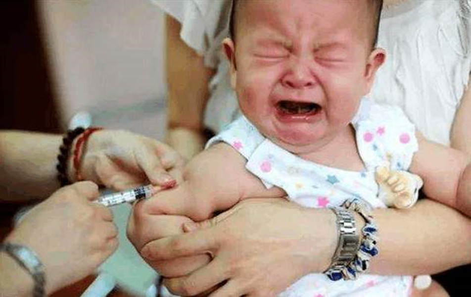 调皮宝爸带娃打预防针，出门后用手戳孩子手臂，孩子大哭模式启动