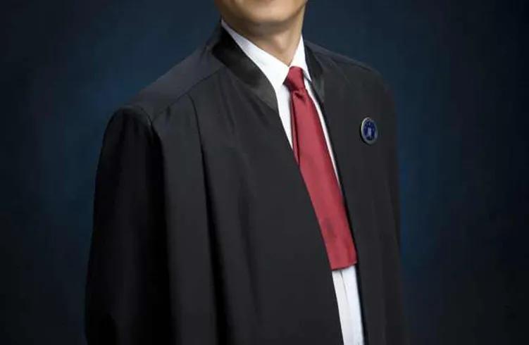 亲人被派出所抓了家属可以去问吗,家人突然被便衣警察带走了怎么办