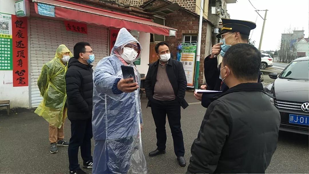 我也怕病毒，但我是村支书，我不带头谁还敢冲？