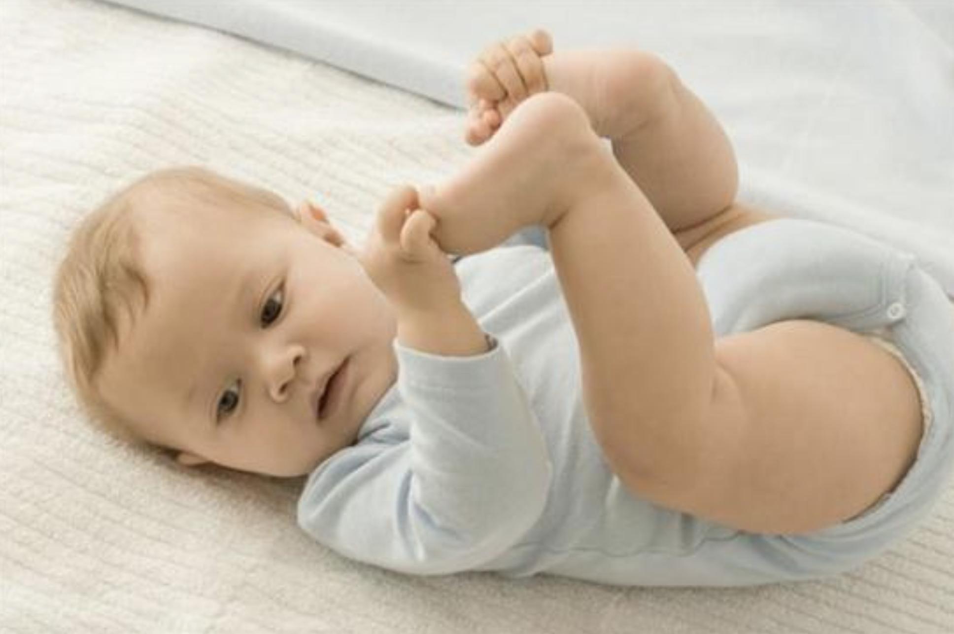 三翻六坐四个月宝宝发育时间,小宝宝三个月翻身是怎么翻