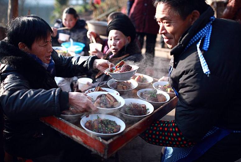 参加婚礼宴席，心急妈妈帮孩子抢肉，同桌宾客：养废孩子很简单