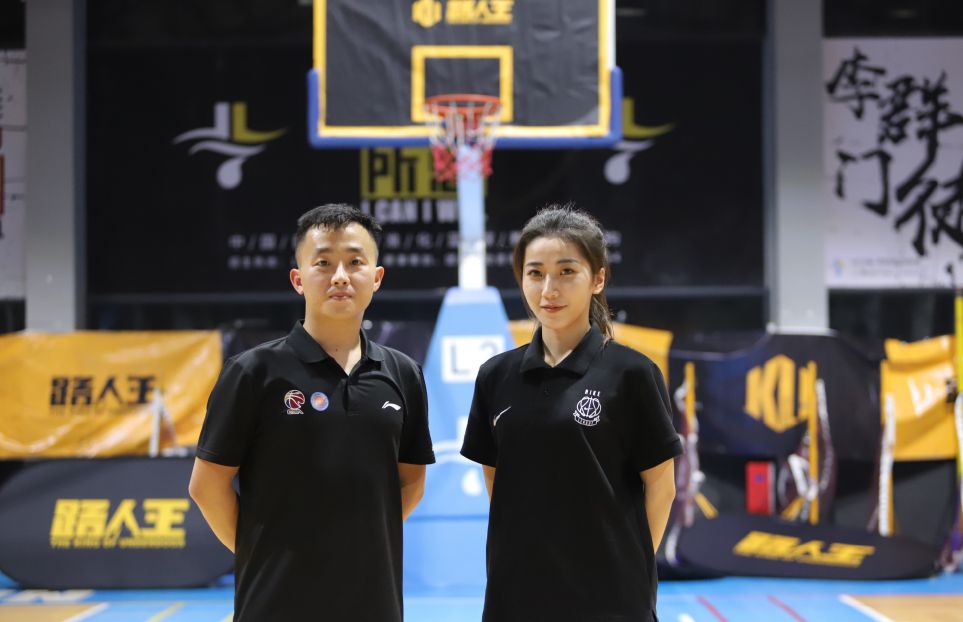 她是马尾辫篮球女神,大四时被帕克“袭胸”,如今成职业裁判