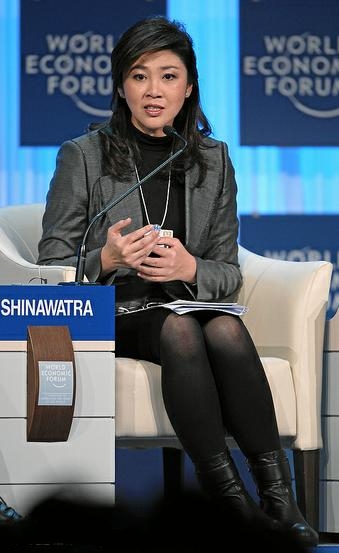 53岁泰国跑路总理终现身!同框哥哥小鸟依人,穿短袖小臂却粗壮