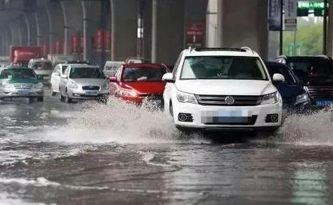 汽车涉水后引擎盖一直冒白烟，这是怎么回事？