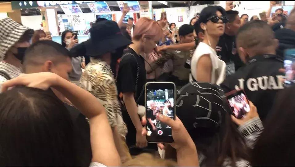 现在的女生都有很多人追,现在的女生都主动追男生