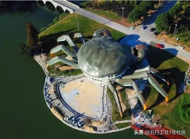 盘点那些建在奇葩地方的建筑,中国奇葩建筑大盘点