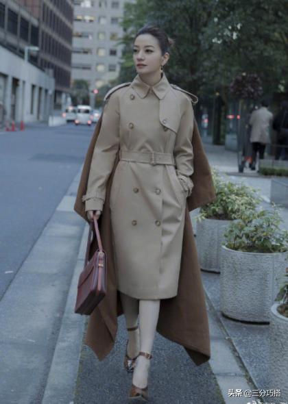 赵薇厉害：44岁露脚踝、穿少女粉，其实比扮嫩更困难的是自信