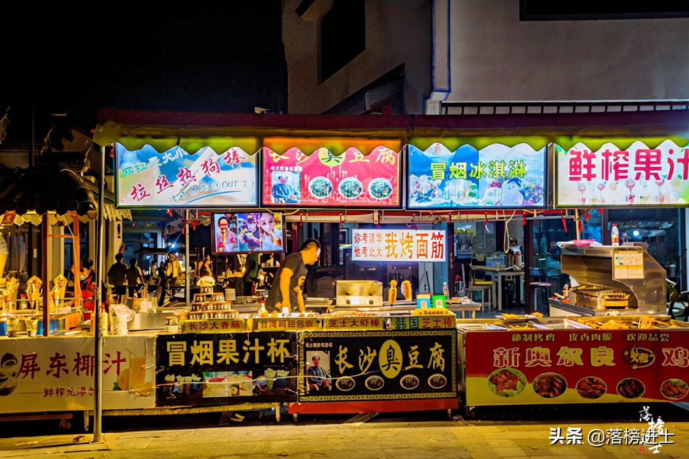 安徽滁州有一座定远古城，有1500多年历史，晚上比白天还热闹