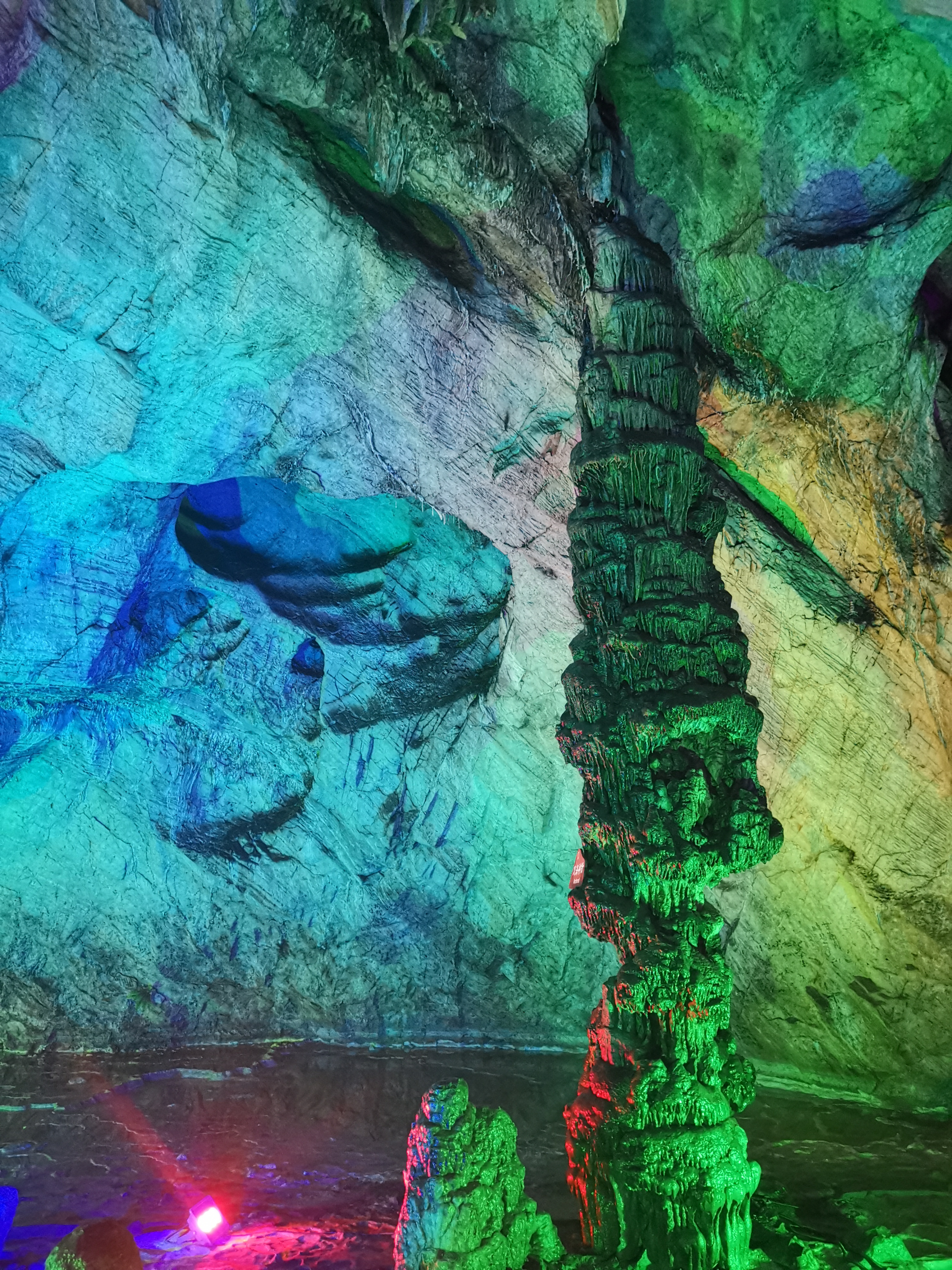 这个山洞可以装下万头大象？别瞎想，此“象”非彼“象”