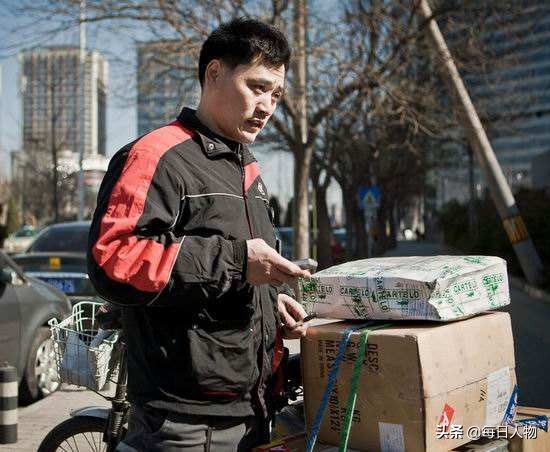 被投诉的300万快递员：编谎言下跪、服药自杀、赔付八千货款