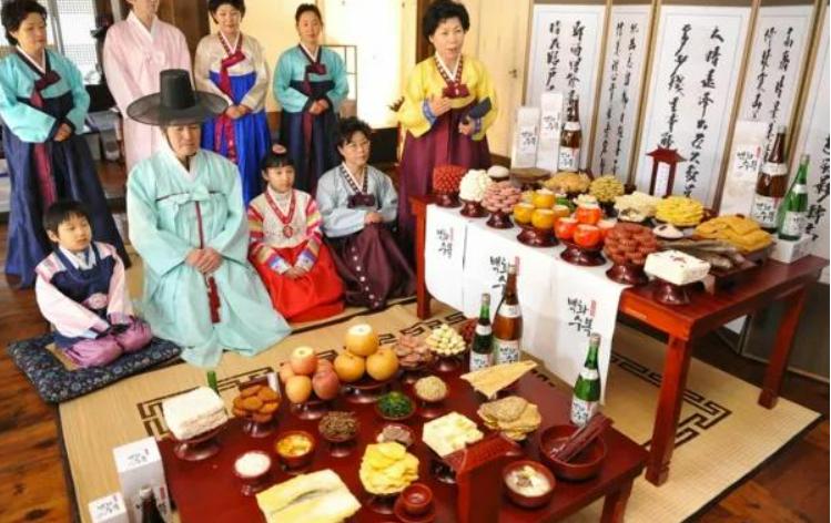 春节对中国人来说是最重要的节日,春节作为中国最受重视的一个节日