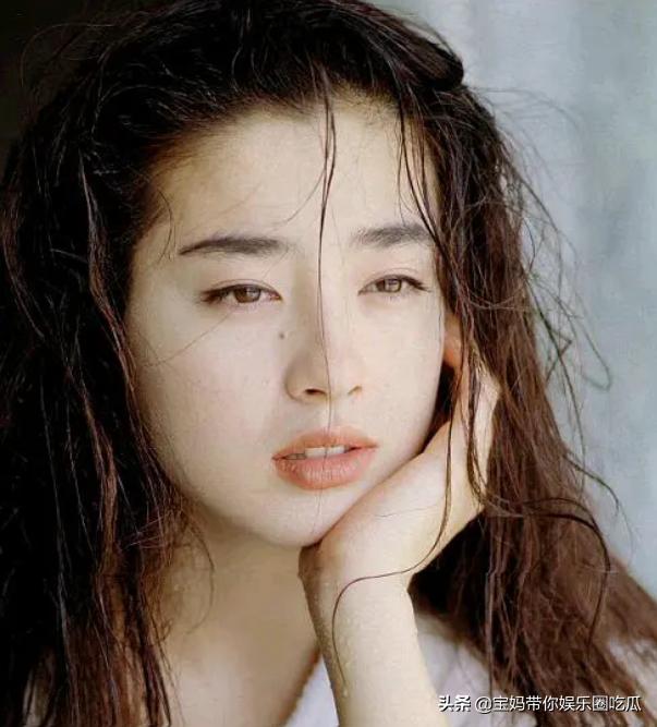 宫泽理惠写真曝光,宫泽理惠被拍穿宽松裙装上街