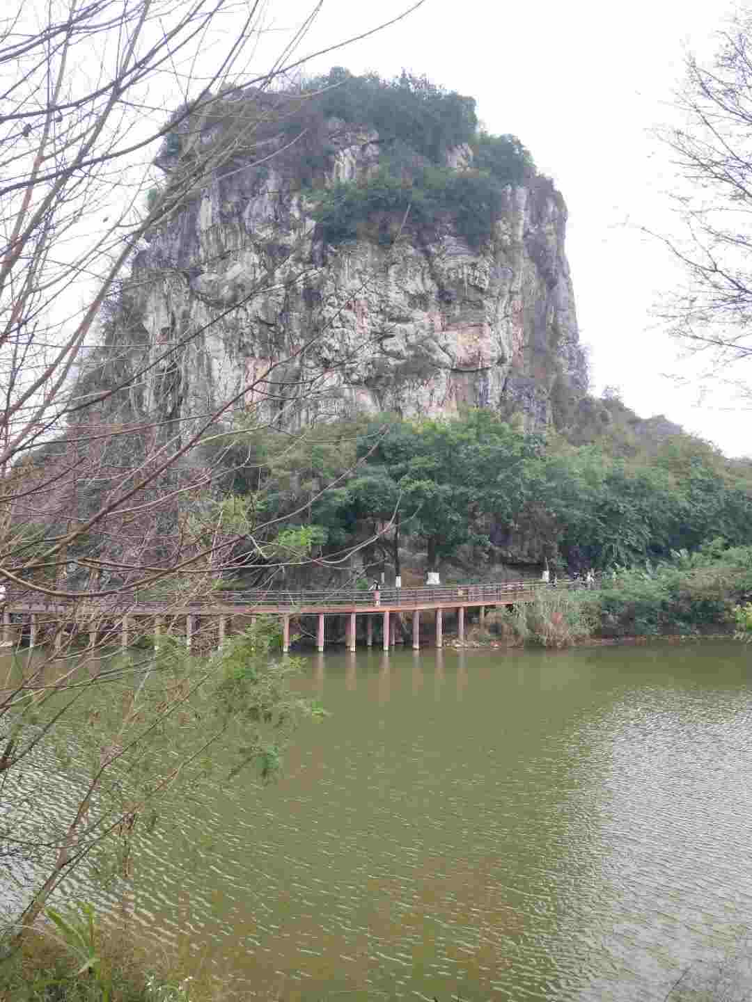 情知不久须相见，一日甚三秋，愁来不自由。‖马坝人遗址公园