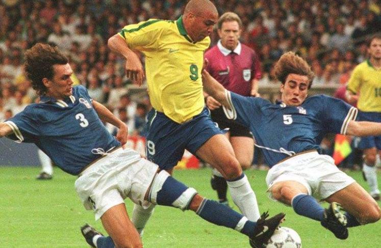 罗纳尔多左右脚为什么都能射门,世界足坛10大独门绝技之罗纳尔多