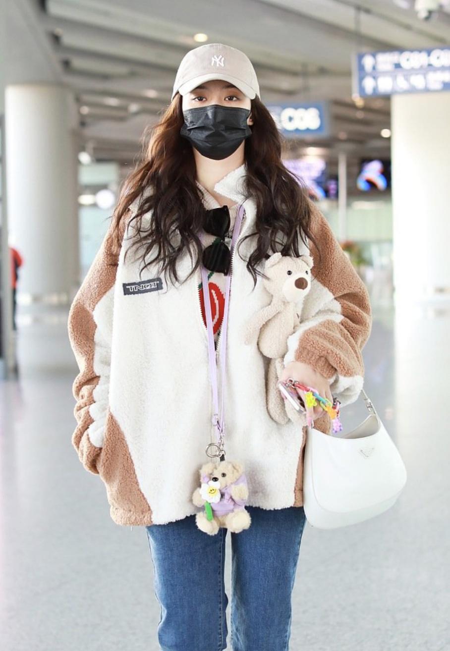 徐艺洋牛仔外套蓝色连衣裙,徐艺洋穿搭大衣外套