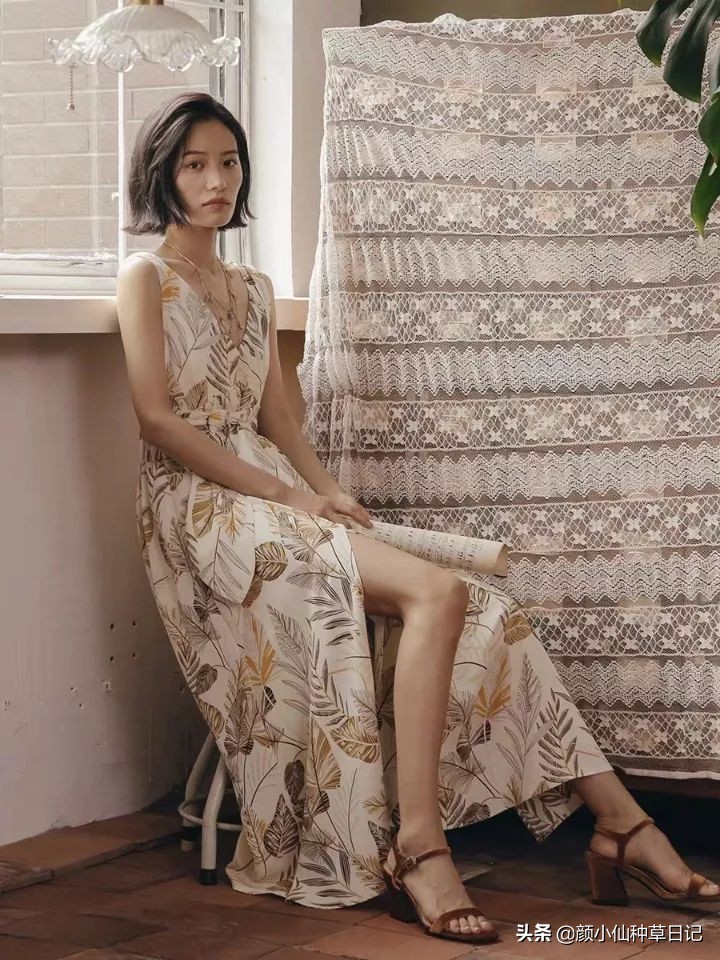 柳岩露出香肩,柳岩露锁骨