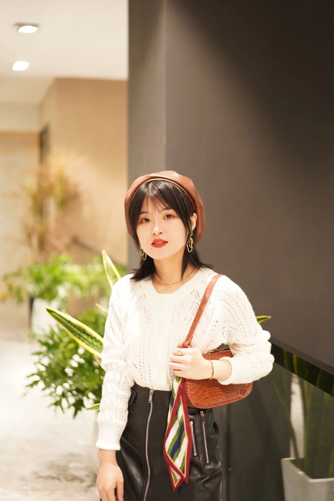 桑蚕丝丝巾春季怎样搭配衣服,春季长丝巾的系法简单又漂亮