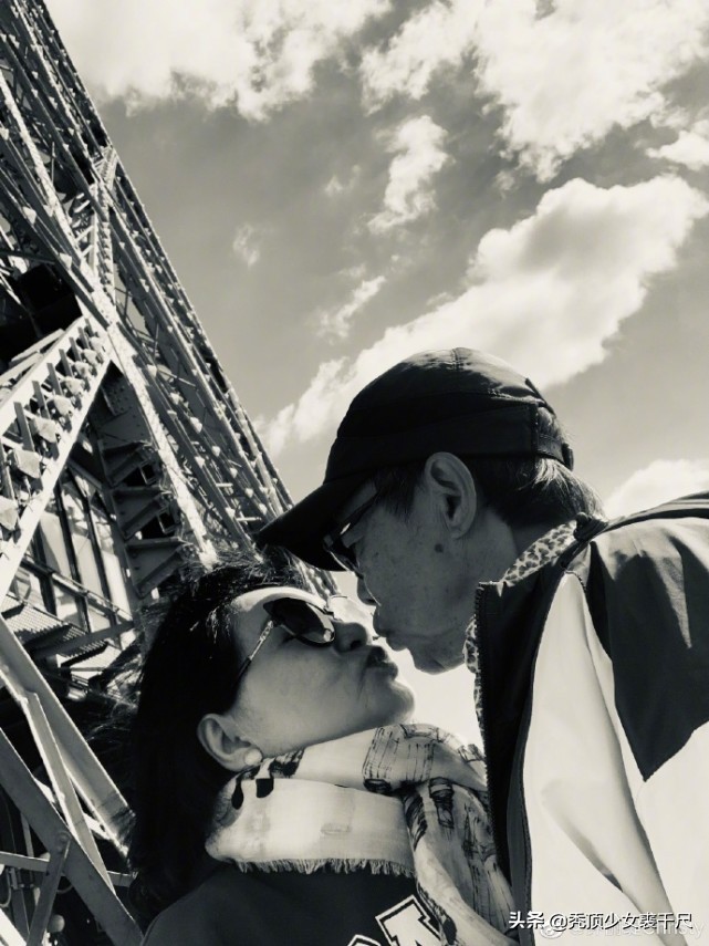 钟丽缇和张伦硕亲密照,钟丽缇一家照相