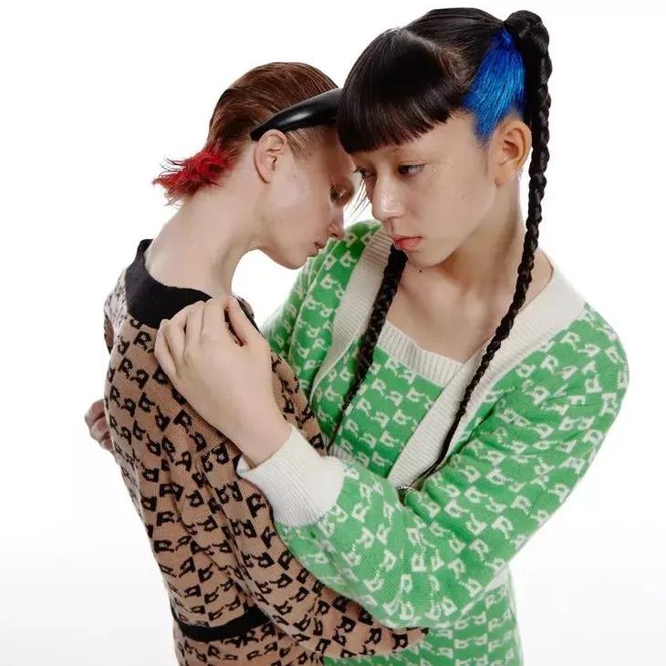 22W劳力士，热巴选择配百元包包出街