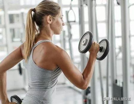 健身新手犯错十五秒,新手健身哑铃什么动作最好练