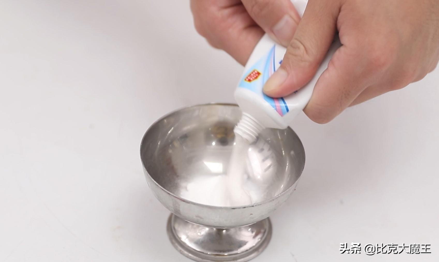 白墙脏了不用重新刷,墙壁上抹一点,简单擦一擦就干净,省力省事