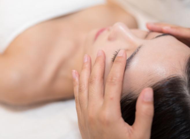 产妇脸上干燥起皮有红点怎么办,生完孩子脸上有褐斑怎么消除