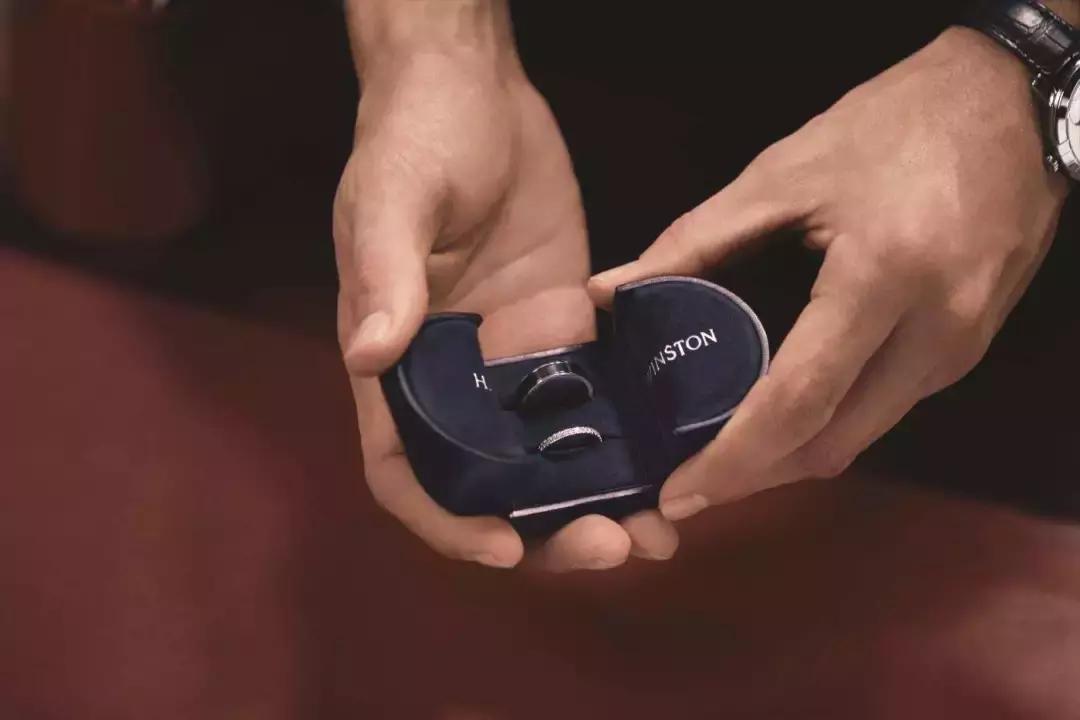 求婚戒指和结婚戒指是不是不一样,求婚戒指跟结婚戒指哪个贵