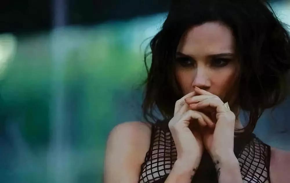 年轻时的贝克汉姆和维多利亚,贝克汉姆维多利亚为何拄拐杖