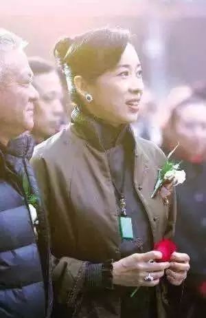 刘晓庆戴翡翠平安扣,刘晓庆帝王绿无事牌