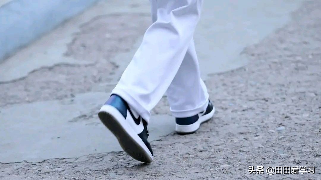 中学统一校服又能怎么样，能攀比的还有很多。如何应对这种攀比