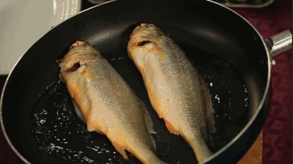无论煎什么鱼一定不要先下油锅,煎鱼时可别直接下油锅记住这3点