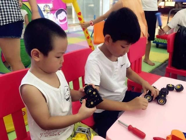 春季排骨和什么煲汤帮助小孩长高,孩子春季长高吃哪种钙片比较好