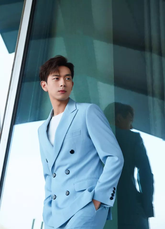 李现穿蓝色西服,李现穿绿色西装