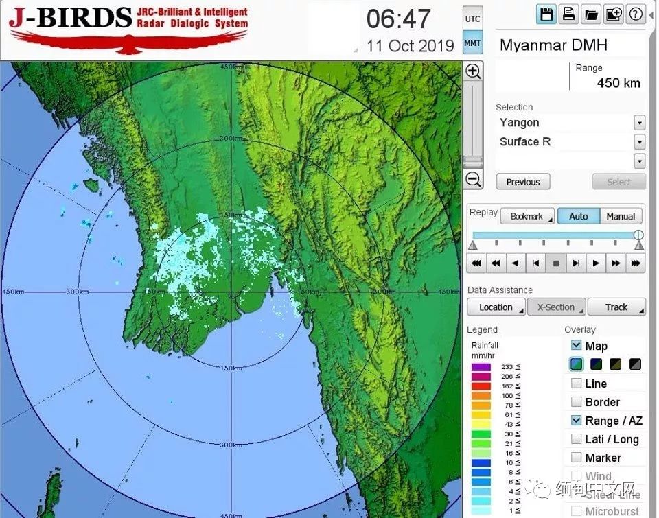 仰光雷雨，积水没过大腿，不少车子在水中“游”