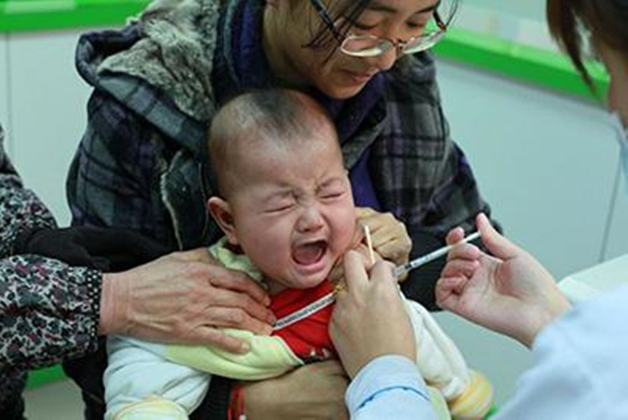 调皮宝爸带娃打预防针，出门后用手戳孩子手臂，孩子大哭模式启动