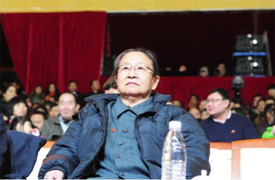 记者拍下照片，方知他是主席外孙，在亚运村当服务员拒绝组织帮助