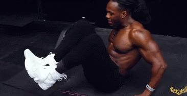 肌肉猛男展示腹肌胸肌,肌肉男八块腹肌和强壮的胸肌