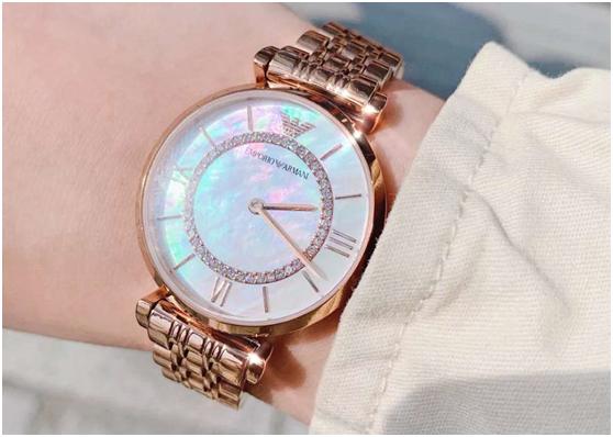 阿玛尼的女士手表什么档次,阿玛尼的真皮手表带