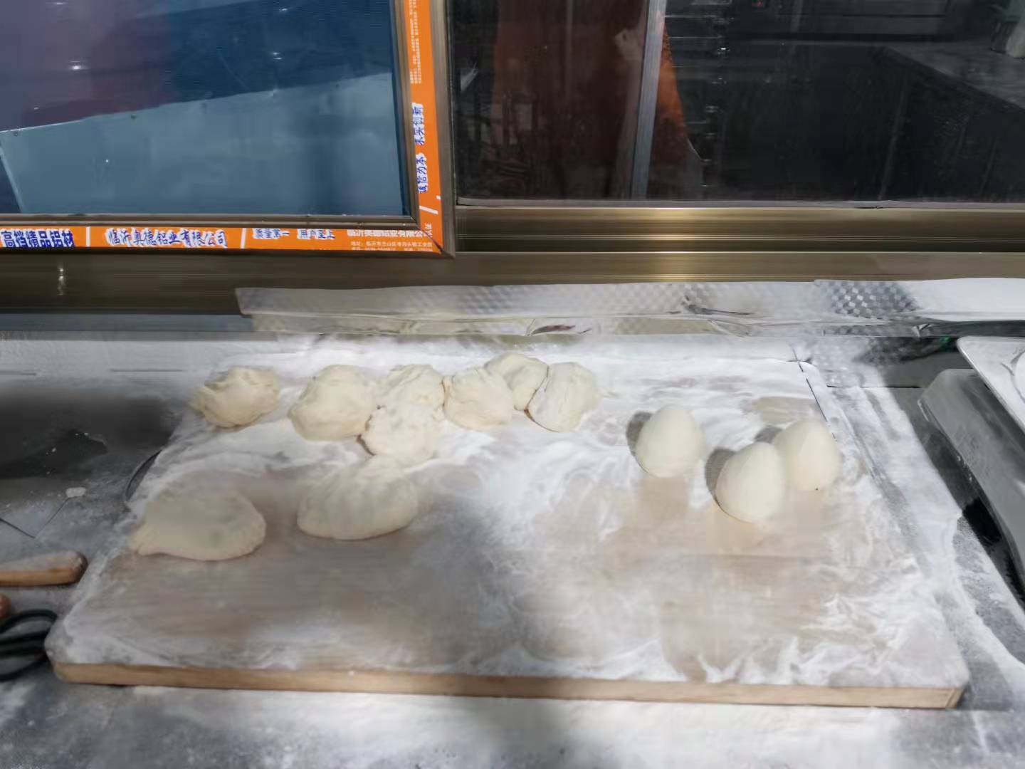 怎样蒸老面馒头才好吃,正宗老面馒头怎么做才松软蓬松