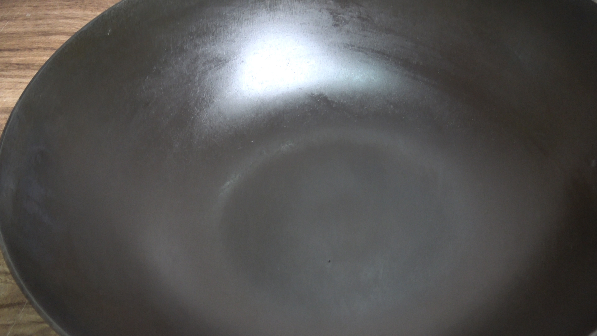 铁锅油垢怎样才能彻底清除,铁锅怎么清洗油垢最好方法