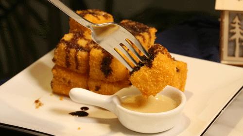 双色的双层小店，晚上有满天星星，呆足一天也不够