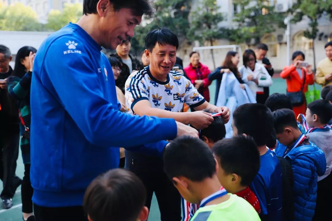 鄂老甲A走进傅家坡小学足球少年与前亚洲第一高中锋切磋球技