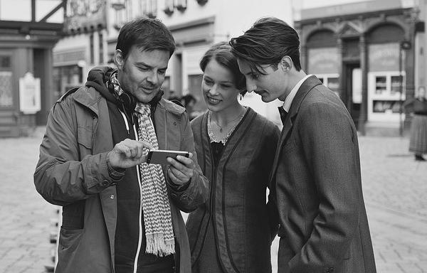 没有对战争的描写，但敌对情绪无处不在，欧容用电影化解战后的痛