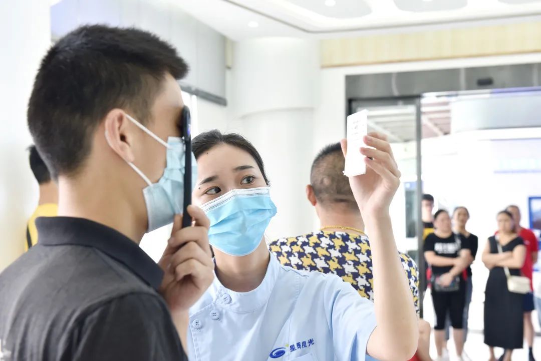 人民日报5个动作预防近视,做近视手术什么是全飞秒