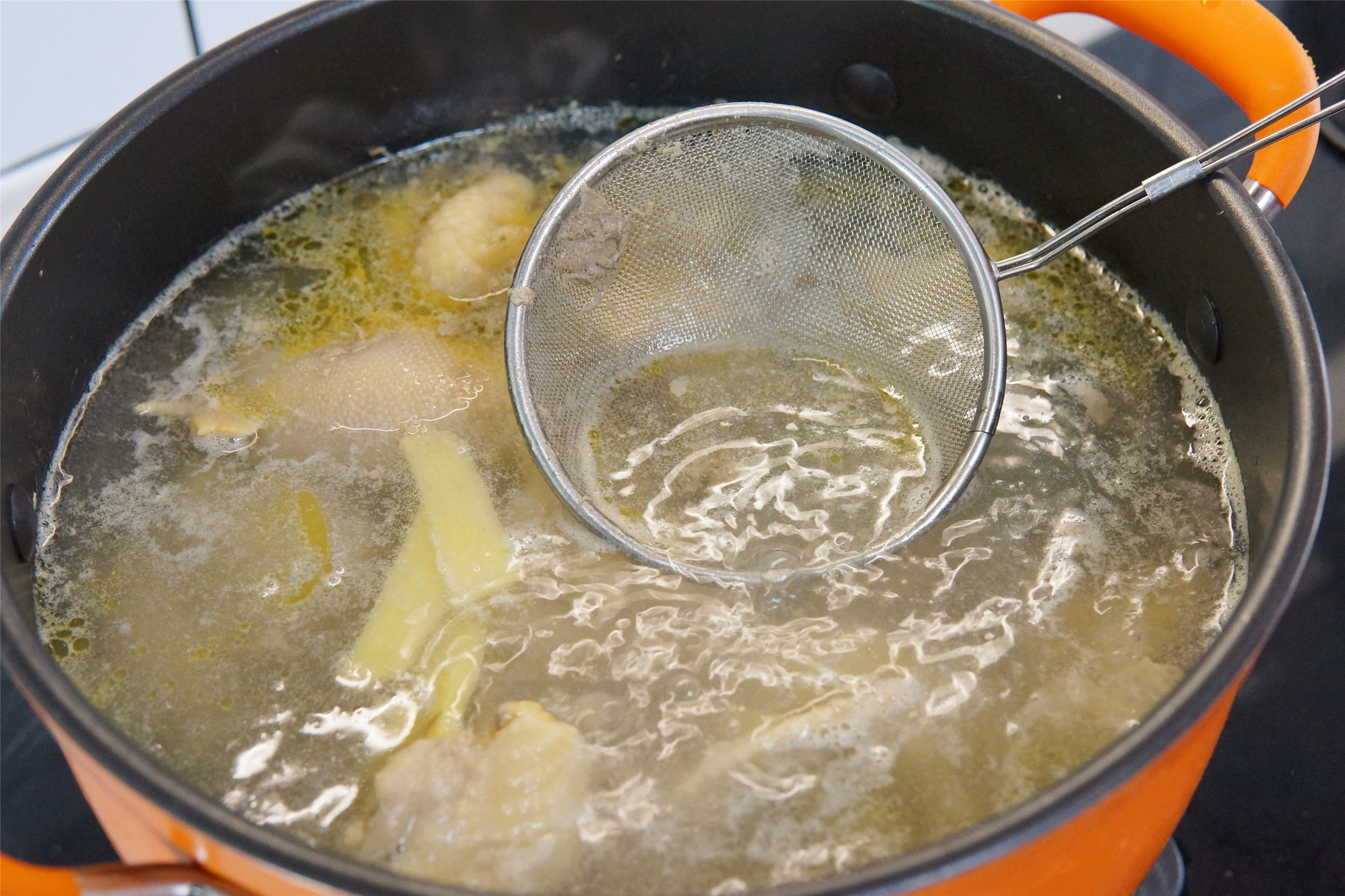 炖鸡汤时别焯水,炖鸡时切记别直接焯水