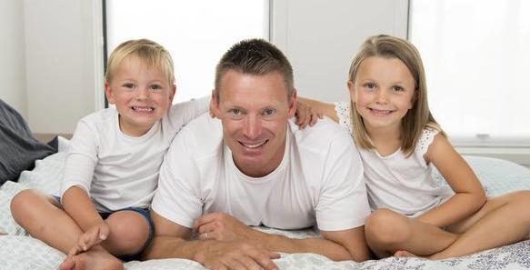 小孩总插话,孩子喜欢接话插话怎么办