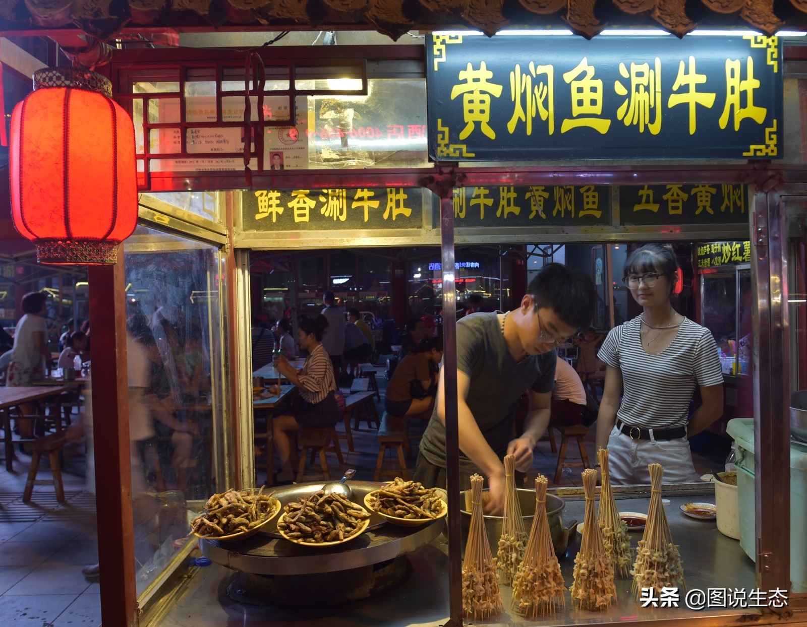 华灯初上，开封香飘夜空，叫卖声、欢笑声构成夜市版的清明上河图