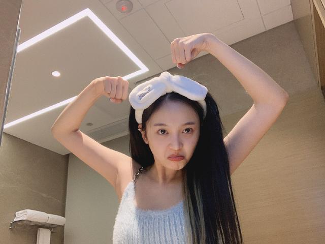 吴宣仪深v抹胸裙金色,吴宣仪深v礼服照